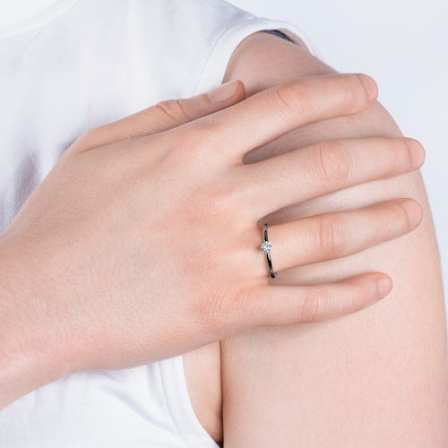 Pierścionek zaręczynowy SAVICKI: czarne złoto, diament